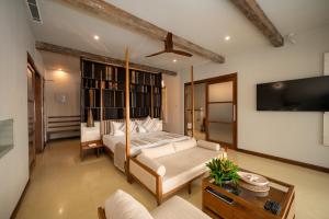 迪克韦勒迪克维拉温泉度假村的一间卧室配有一张床和一台平面电视