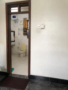 达累斯萨拉姆Jambo hostel tz的一间带卫生间的浴室和一个带镜子的门