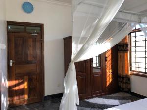达累斯萨拉姆Jambo hostel tz的一间卧室配有一张带蚊帐的床