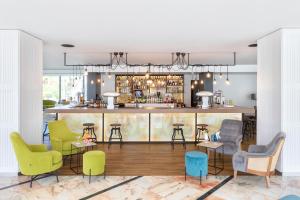 美洲海滩Alexandre Hotel La Siesta的酒吧配有五颜六色的椅子和柜台