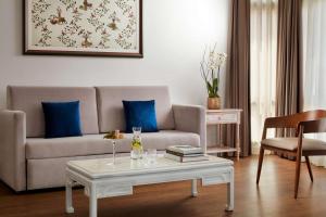 辛特拉NH Sintra Centro的带沙发和咖啡桌的客厅