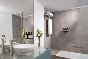 辛特拉NH Sintra Centro的浴室配有白色水槽和淋浴。
