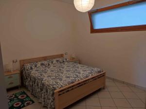 比比翁Apartment in Bibione 24426的一间卧室设有一张床和一个大窗户