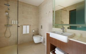巴库Courtyard by Marriott Baku的一间带水槽、卫生间和淋浴的浴室