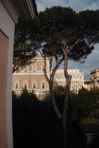 罗马维米纳勒酒店的一座大建筑前的树