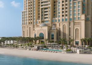 多哈Four Seasons Resort and Residences at The Pearl - Qatar的海滩上享有度假村的景致。