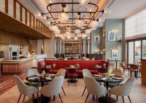 多哈Four Seasons Resort and Residences at The Pearl - Qatar的一间带桌椅的餐厅和一间酒吧