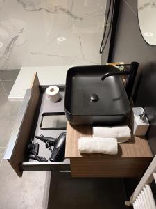 恩波利7Suites的浴室里一张桌子上的一个黑色装置