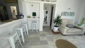 普拉亚登博萨Thee Ibiza Suites - Ushuaia Beach的客厅配有沙发和桌子