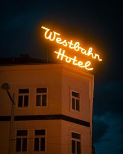 维也纳Hotel Westbahn的夜间建筑物顶部的 ⁇ 虹灯标志
