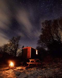 RydalTarn Hut的夜空下的小屋