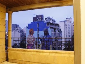 贝鲁特维西尼套房公寓式酒店的两人站在阳台,享有建筑的景色
