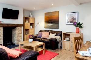伦敦Madison Hill - Fernlea Garden 2 - One bedroom home的带沙发和壁炉的客厅