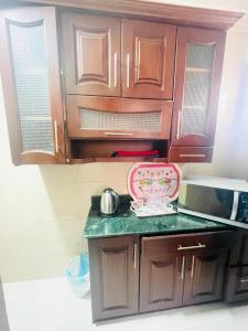 开罗Afnan Cairo Airport的厨房配有木制橱柜和台面