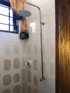 达累斯萨拉姆Jambo hostel tz的带淋浴的浴室和卫生纸饮水机