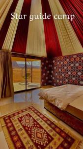 瓦迪拉姆Star Guide Camp的一间卧室配有床、地毯和窗户