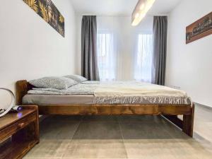 特勒克巴林特PP Home的一间卧室,卧室内配有一张木床