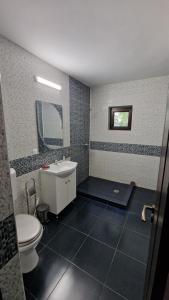 雅西Casa Soficu的浴室配有白色卫生间和盥洗盆。