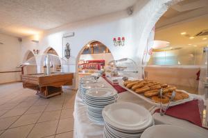坎尼吉翁瓦坎泽伊苏莱达中央酒店的面包店,盘子和糕点