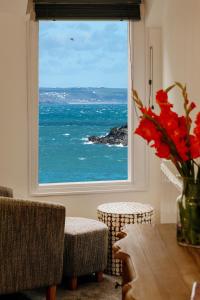 毛斯尔Bijou Bolthole的客房设有海景窗户。