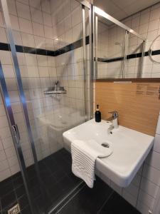 迪弗尔迪威酒店的白色的浴室设有水槽和淋浴。