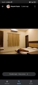 乌贾因Hotel Prakasham的一张酒店客房的照片,配有一张床