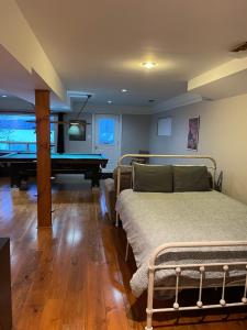 Ascot CornerL'Oasis的一间卧室配有一张床和一张台球桌