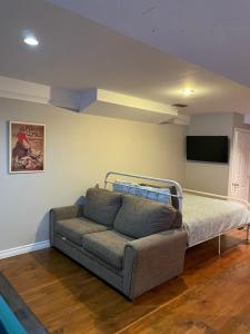 Ascot CornerL'Oasis的客厅配有沙发和1张床