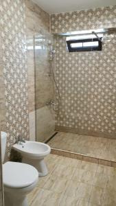 康斯坦察Apartment Ovidius - by the beach的带淋浴、卫生间和盥洗盆的浴室