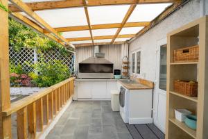 埃德蒙顿House with Garden & BBQ的一个带木制凉亭的户外厨房