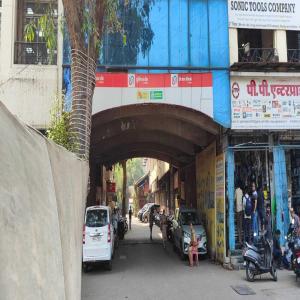 孟买Hotel Blue Sky Residency的城市里一条有车的街道上的桥梁