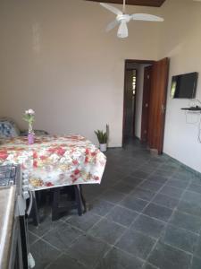 乌巴图巴Casa praia da enseada em Ubatuba的用餐室配有带花卉桌布的桌子