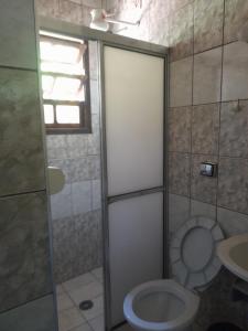 乌巴图巴Casa praia da enseada em Ubatuba的浴室配有卫生间、淋浴和盥洗盆。