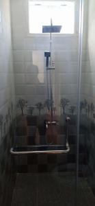 会安Bana Home & Spa的墙上设有树木淋浴的浴室