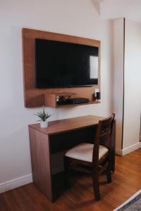 巴西利亚维达广场酒店的客房设有书桌、电视和椅子