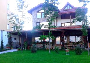 旧扎戈拉托多罗维奇盖斯特豪斯旅馆的前面有绿色草坪的房子