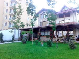 旧扎戈拉托多罗维奇盖斯特豪斯旅馆的一座房子前面有一座绿色庭院