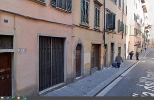 佛罗伦萨YID Agnolo three bedroom apartment in Florence的沿着建筑物旁边的街道走的人