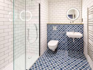 牛津Mercure Oxford Hawkwell House Hotel的浴室配有卫生间、盥洗盆和淋浴。