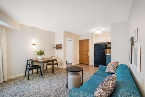 SorrentoSonesta ES Suites San Diego - Sorrento Mesa的客厅配有蓝色的沙发和桌子