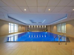 波恩Dorint Hotel Bonn的在酒店房间的一个大型游泳池