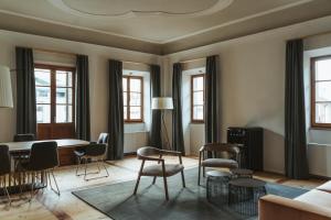 BrixenArthotel Lasserhaus的客厅配有桌椅