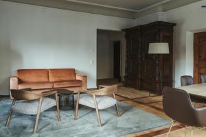 BrixenArthotel Lasserhaus的客厅配有沙发和桌椅
