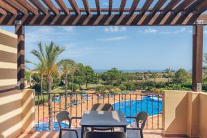 蒙特罗伊Pierre & Vacances Resort Bonavista de Bonmont的设有一个享有泳池美景的阳台。