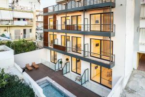 雅典Athens Grec Suites - The Ultimate City Getaways In Dafni的公寓大楼设有阳台和游泳池