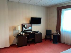 米科武夫碧云酒店的酒店客房配有书桌和镜子