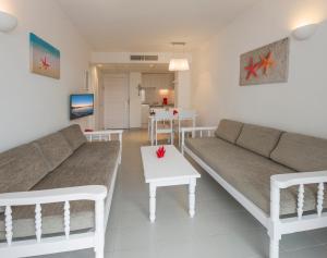 圣安东尼奥湾Coral Star Apartments的客厅配有沙发和桌子