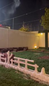 哈费尔巴廷شاليه السلوى的夜间在院子前的栅栏