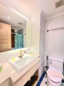 纳仲天Seven Seas Cote D'azur Resort Jomtien的一间带水槽和卫生间的浴室