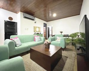 科伦坡Aadaraya Colombo 7的客厅配有绿色沙发和咖啡桌